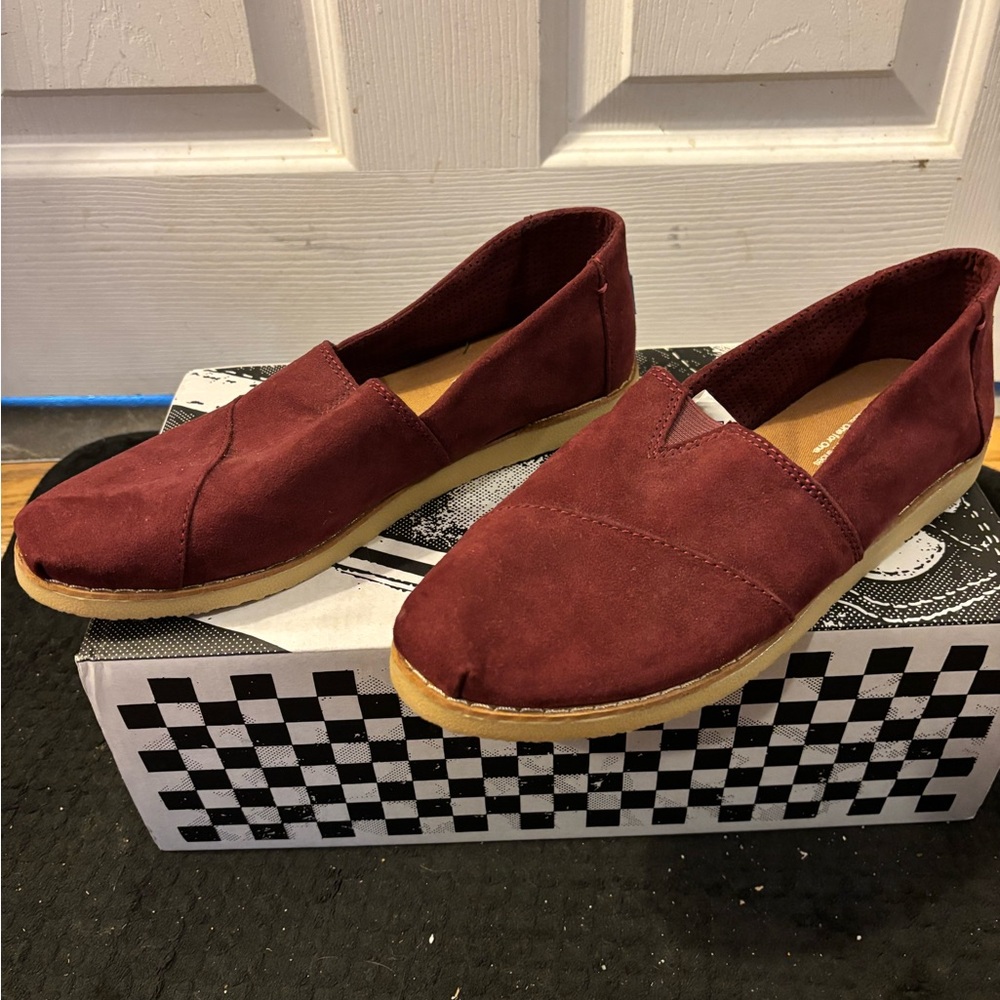 NWOT Tom’s Oxblood Suede Flats Women’s Size 8